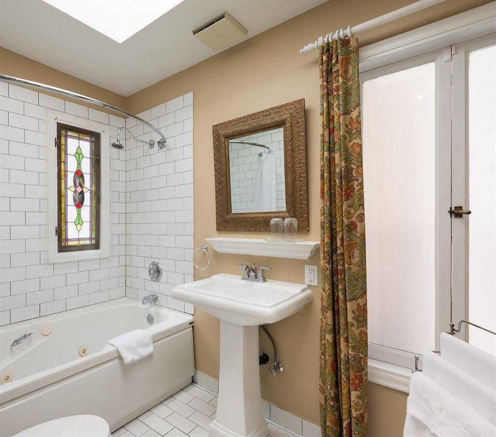 The English Bay Inn Langley Zewnętrze zdjęcie